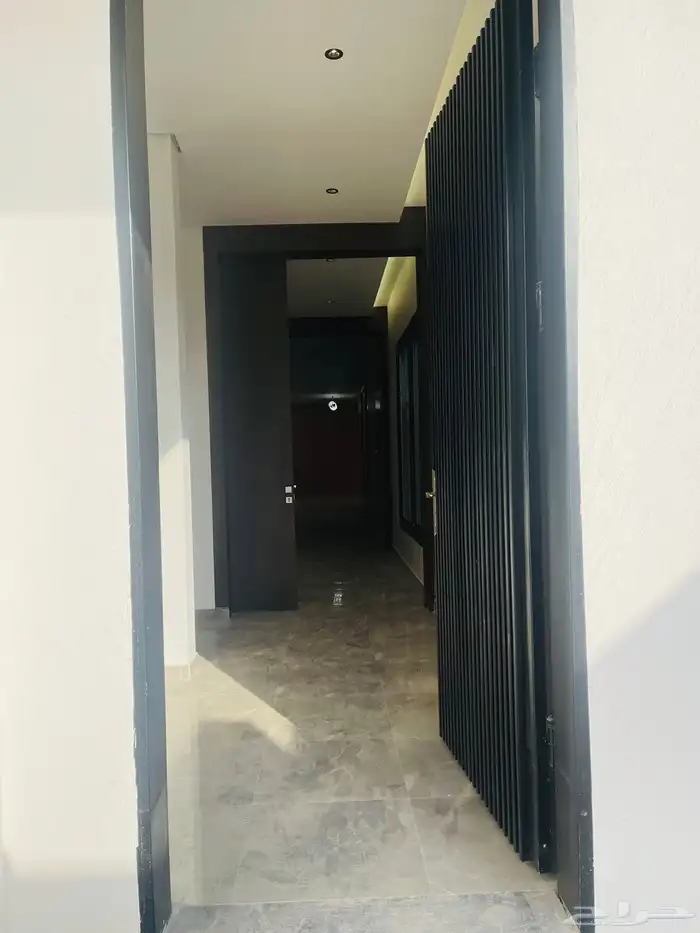 للبيع دور ودرج داخلي و شقتين حي البيان مساحة 360 خلف ماك 3