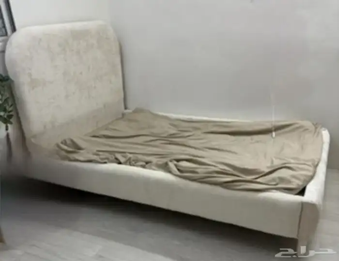 اثاث سرير وطاولات وتسريحه 1