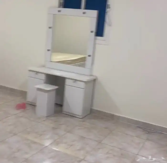 غرفه نوم كامله سرير مع المرتبه و2 كوموندينو وتسريحه ودولاب 1