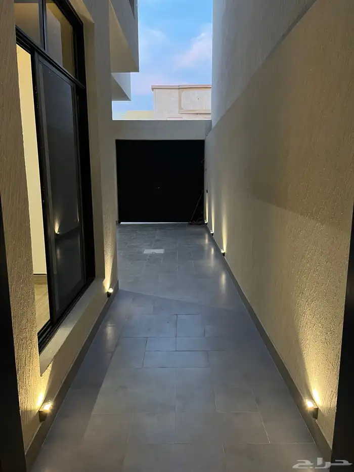 فيلا للبيع شارعين بحي المهدية في التقاطع الاول تصميم فاخر 14