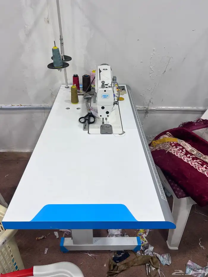 للبيع معدات ومكن خياطه 1