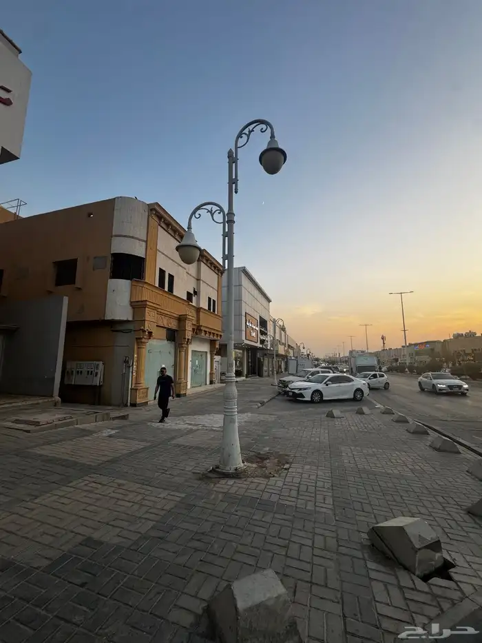 مبنى مكتبي تجاري للايجار (شارع عبدالرحمن الغافقي -حي الروضة 1