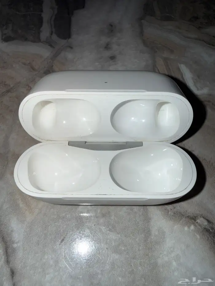 سماعات آبل AirPods Pro (الجيل الأول) مع علبة شحن Lightning 3