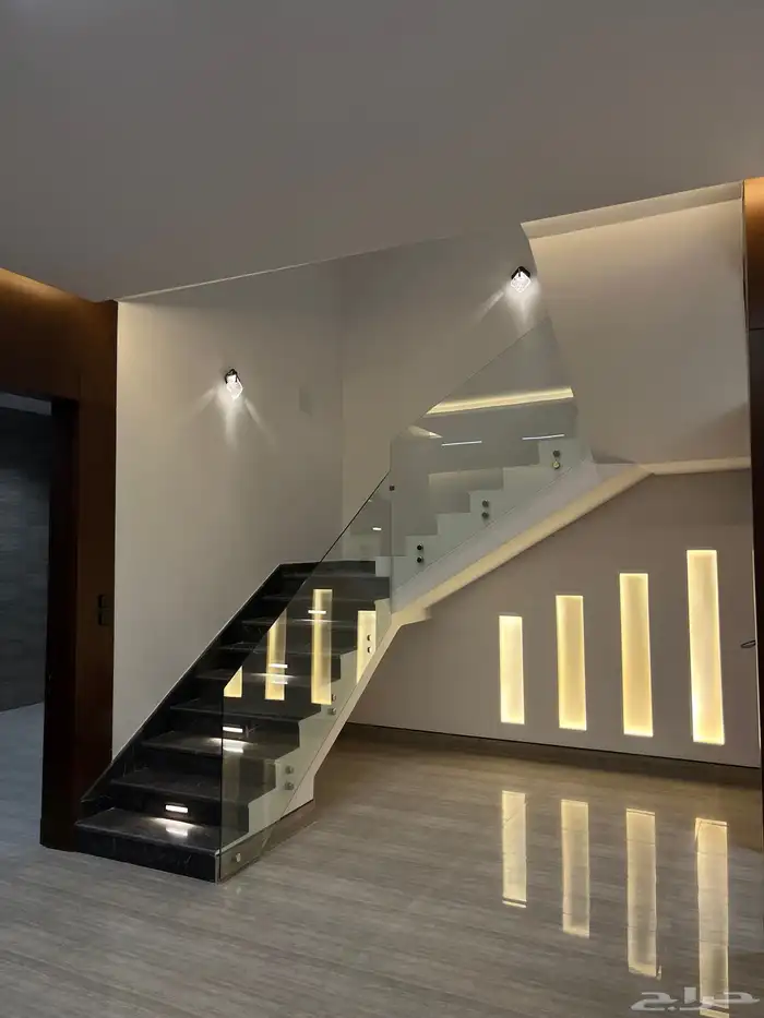 فيلا للبيع شارعين بحي المهدية في التقاطع الاول تصميم فاخر 10