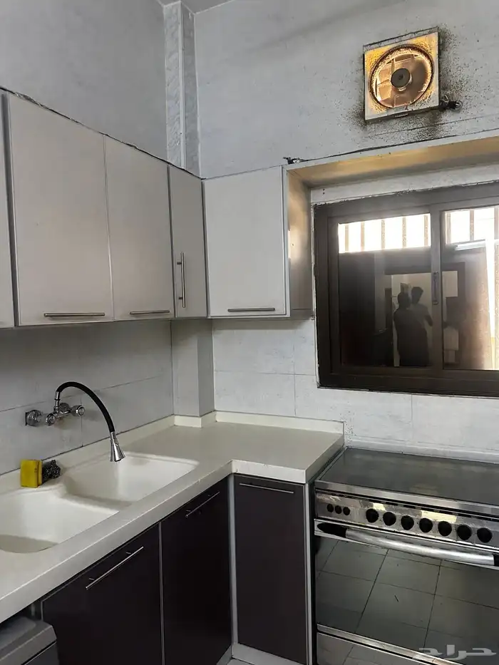 مطبخ وسرير نفرين وتسريحه بالطائف 2