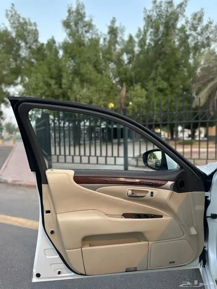 لكزس LS460 موديل 2014 سعودي فل لارج 31