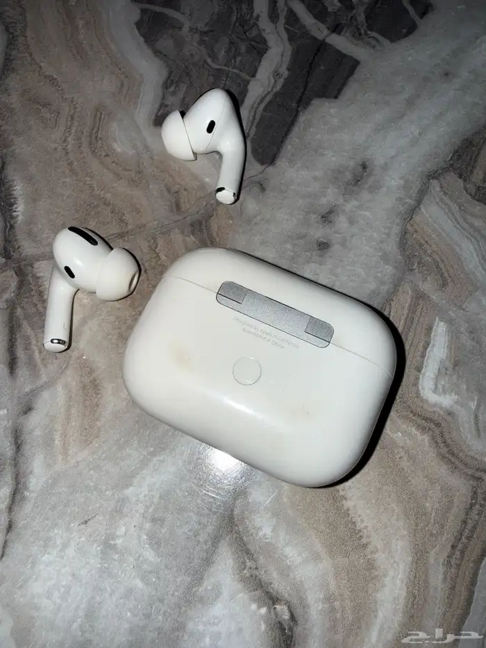 سماعات آبل AirPods Pro (الجيل الأول) مع علبة شحن Lightning 2
