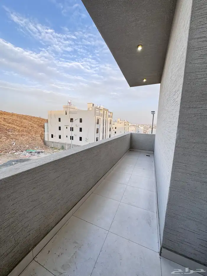 للبيع شقق علوي مع أطلاله خارخيه مساحات وسيعه سعر550 الف 0