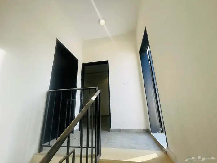 للبيع دور ودرج داخلي و شقتين حي البيان مساحة 360 خلف ماك 27