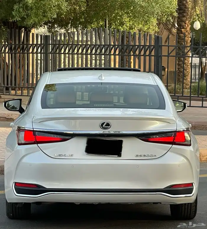 لكزس-ES300h-2023 12