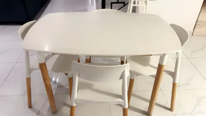 طاولة طعام من هوم سنتر 2