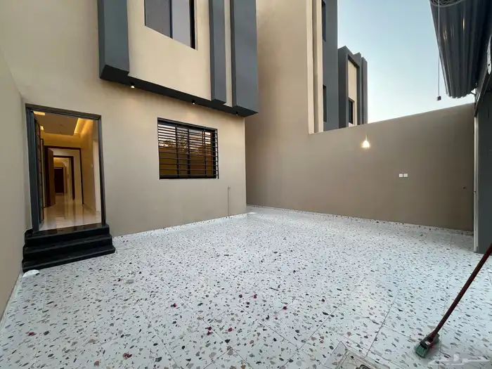 للبيع دور ارضي بحوش بمدخل سياره عماره دورين ب550 للصامل 1