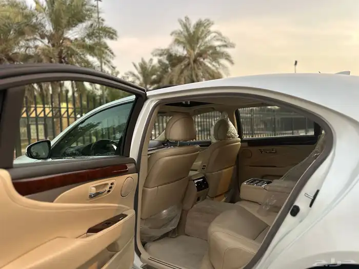 لكزس LS460 موديل 2014 سعودي فل لارج 32
