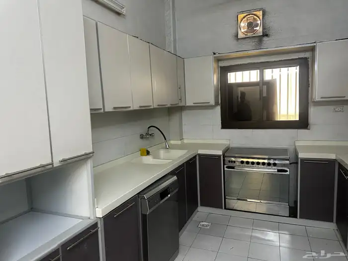 مطبخ وسرير نفرين وتسريحه بالطائف 1