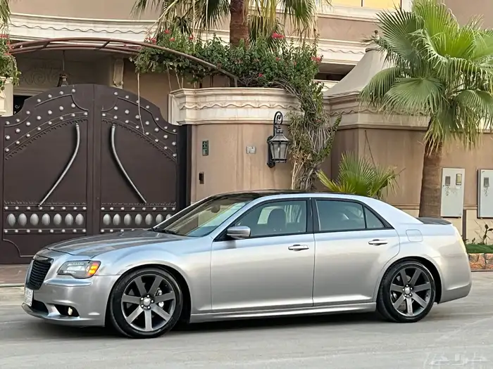 للبيع كرايزلر (( 2014 SRT )) نظيف جدا 16