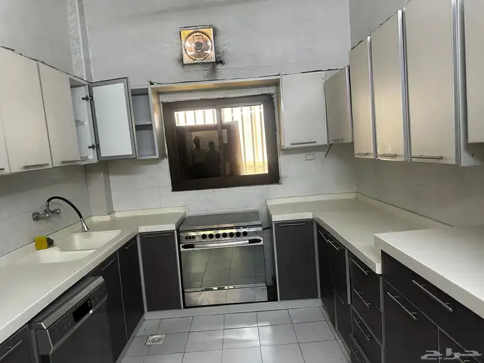 مطبخ وسرير نفرين وتسريحه بالطائف 3