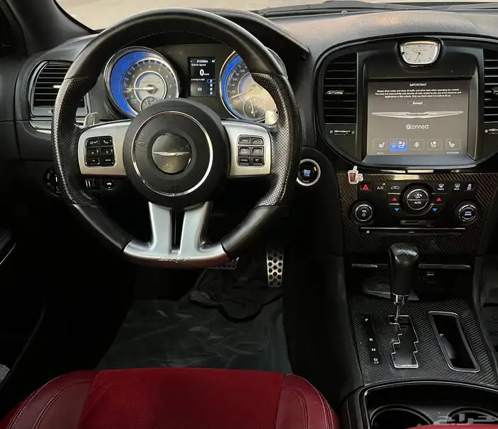 للبيع كرايزلر (( 2014 SRT )) نظيف جدا 32