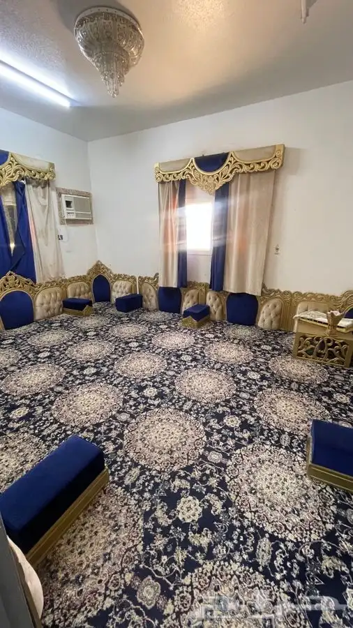 للبيع شامل كل شي ثريا وطاوله وستاير نظيفه جدا 0