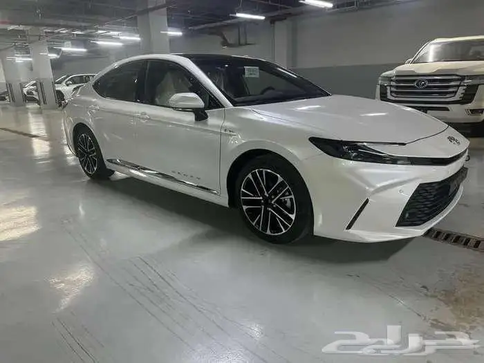 تويوتا كامري LE هايبرد سعودي عبد اللطيف جميل 2025 1