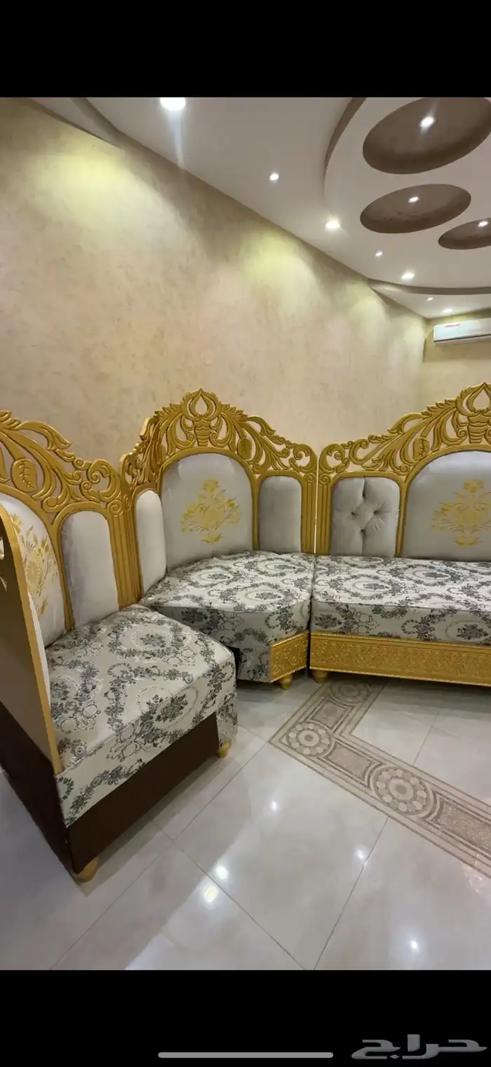 كنب للبيع 4قطع  3ستاير بديكورها بحاله جديدة 1