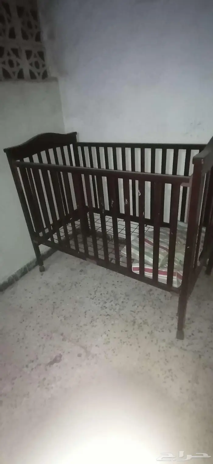 سرير أطفال بحالة جيدة جدا 1