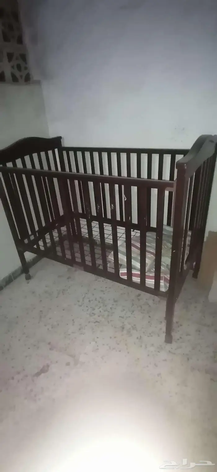 سرير أطفال بحالة جيدة جدا 0