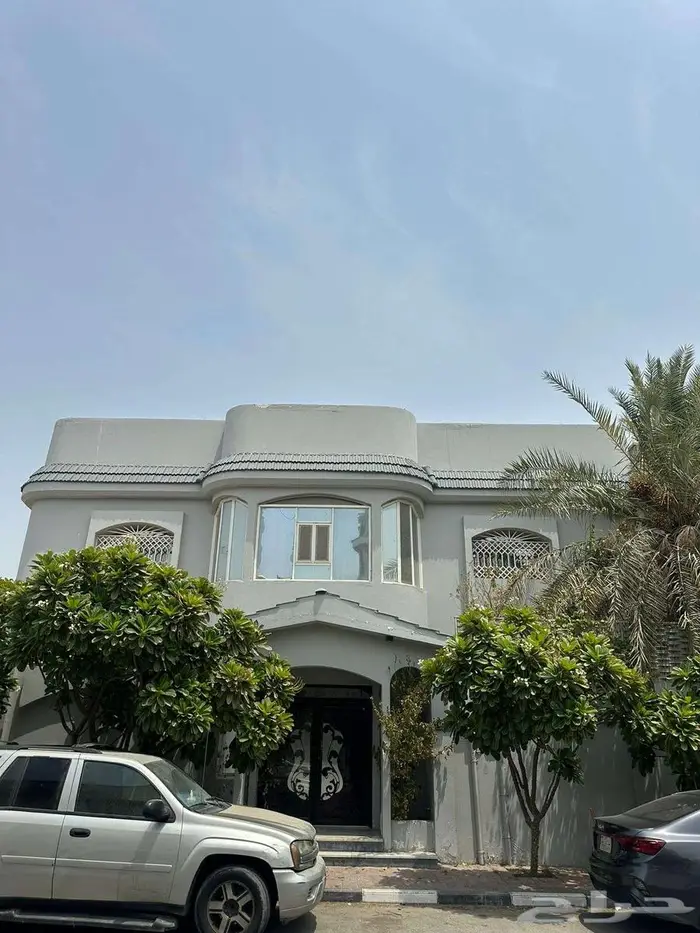 فلة كبيرة للبيع بحي الجلوية بجانب المسجد والحديقة 0