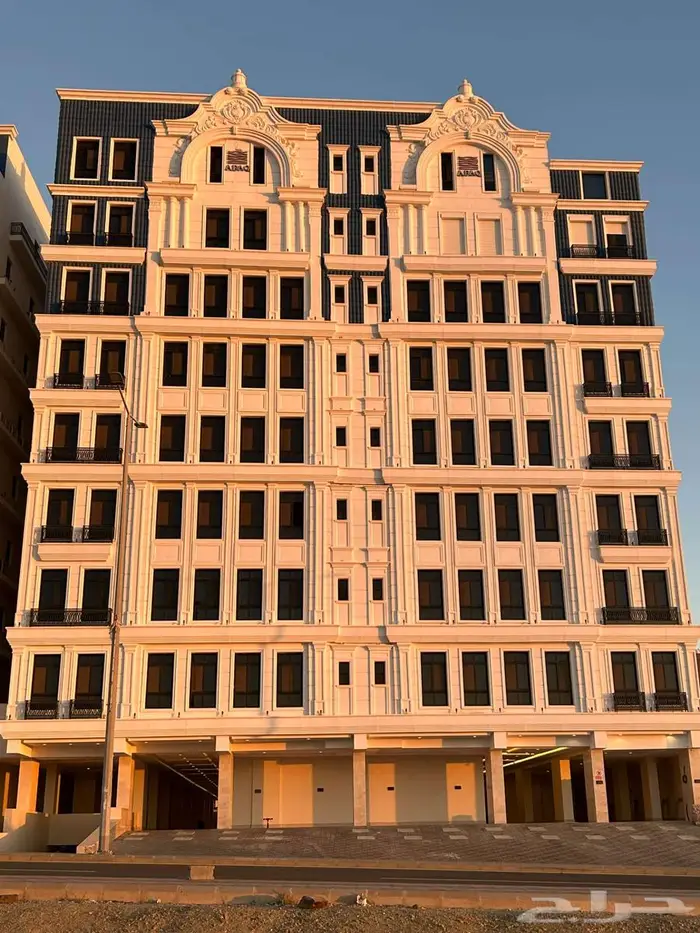 شقة جديدة بتشطيب فاخر و موقع مميز للبيع 2