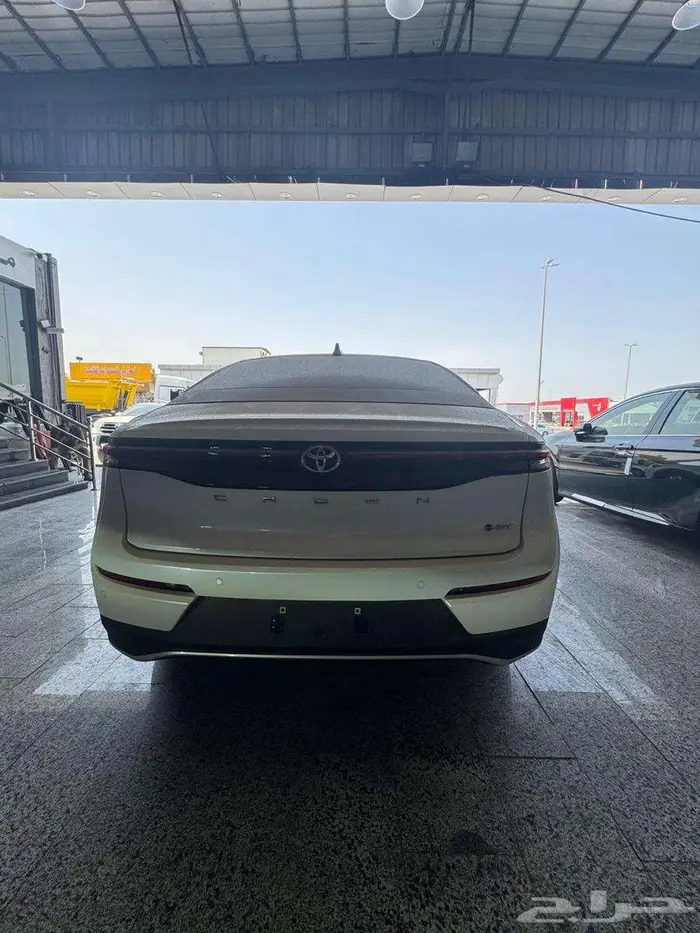 تويوتا كراون بريميوم 2500 cc هايبرد ابيض موديل 2026 4
