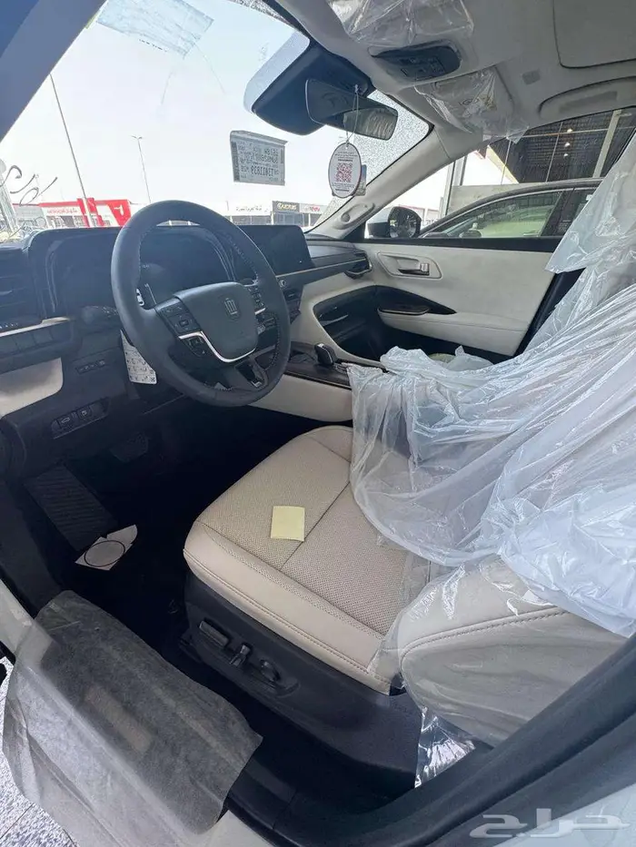 تويوتا كراون بريميوم 2500 cc هايبرد ابيض موديل 2026 5
