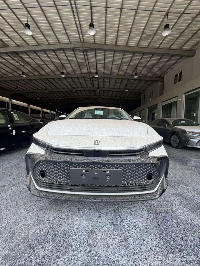 تويوتا كراون بريميوم 2500 cc هايبرد ابيض موديل 2026 2