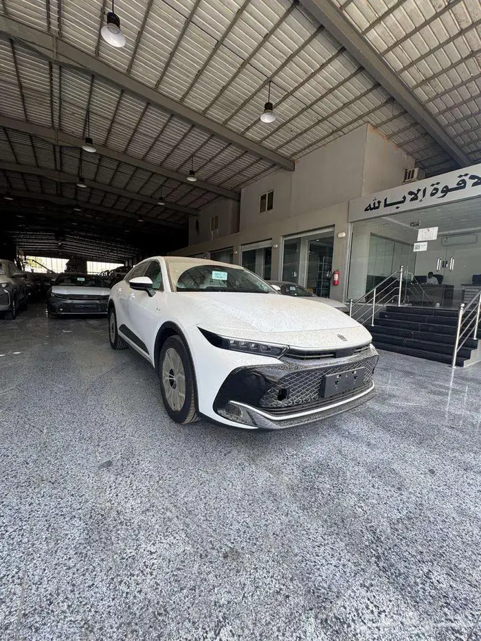 تويوتا كراون بريميوم 2500 cc هايبرد ابيض موديل 2026 0