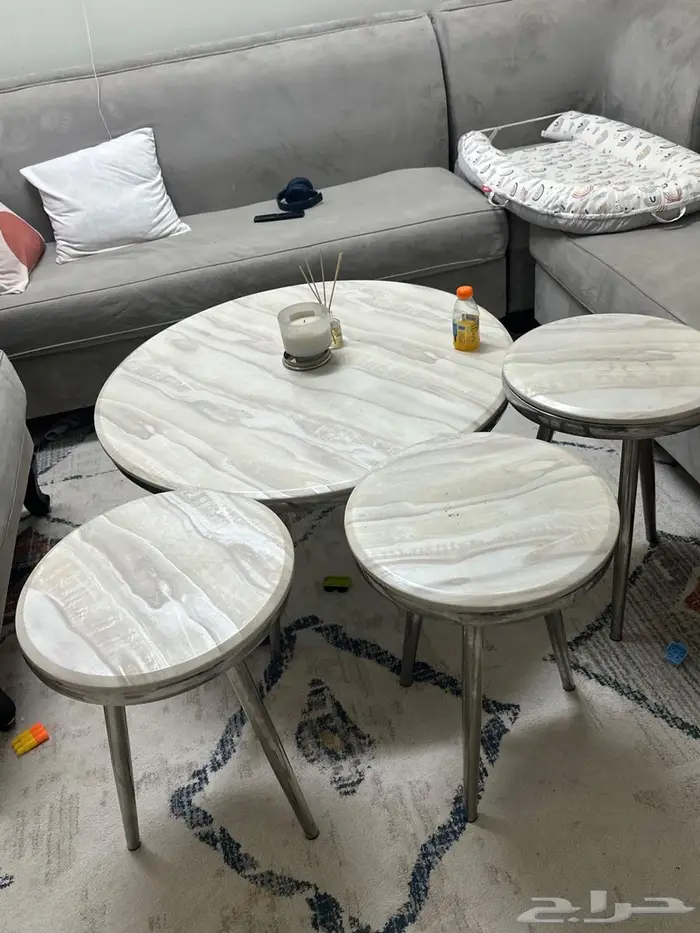 طاولة وسط و4 طاولات صغيرة رخام 0