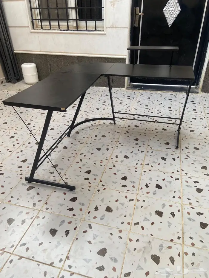 طاوله L مستخدمه جديد لها شهر 3