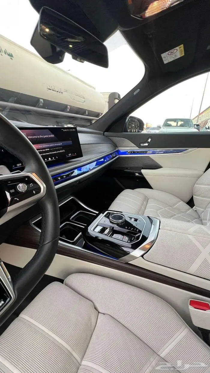 بي ام دبليو 740 موديل 2023- معرض خلف للسيارات 9