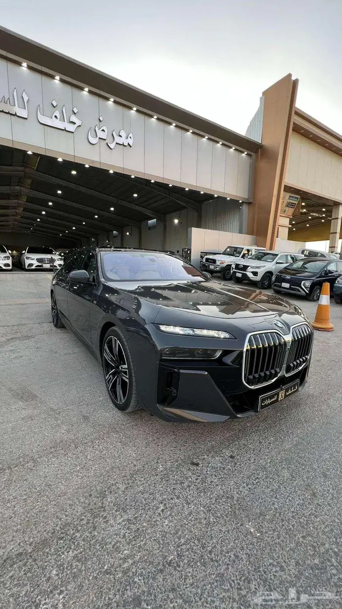 بي ام دبليو 740 موديل 2023- معرض خلف للسيارات 1