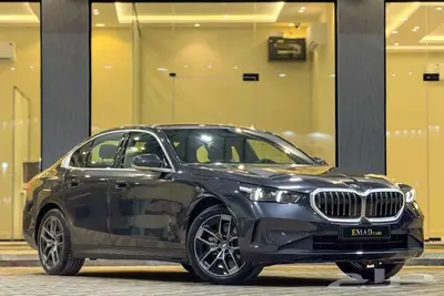 BMW 520i LAXURY 2025 رمادي غامق index