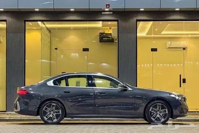BMW 520i LAXURY 2025 رمادي غامق index