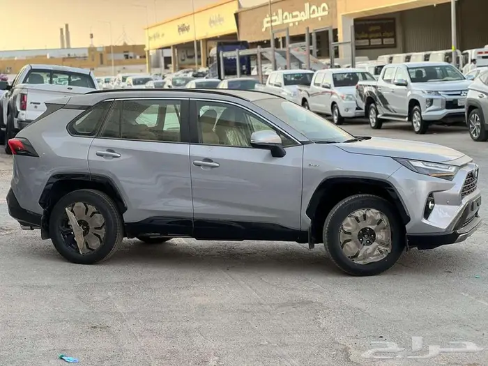 راف فور فتحه XLE هايبرد 2025 3