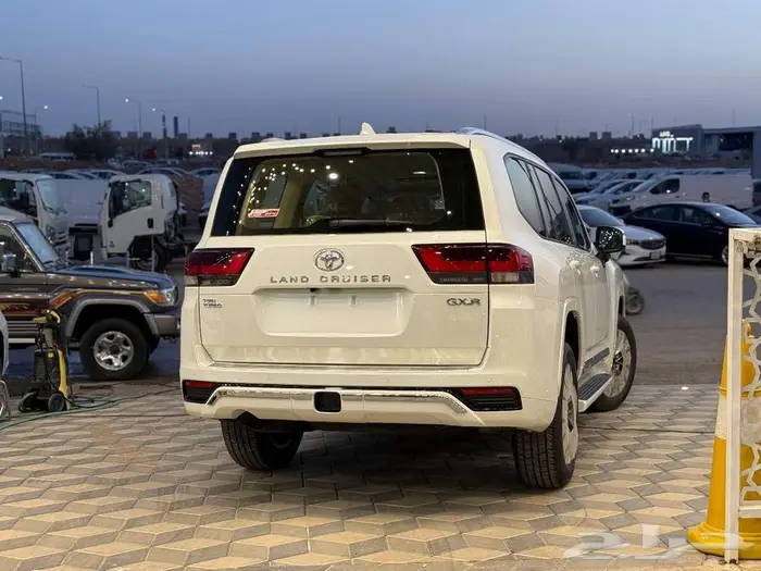 لاندكروزر GXR4 موديل 2025 بنزين انطلق بثقة في امتع تجاربك 3