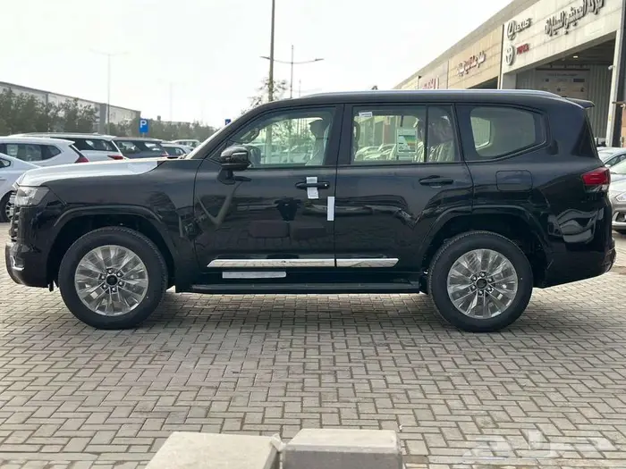 تويوتا لاندكروزر GXR L3 بنزين سعودي 2025 اسود 7