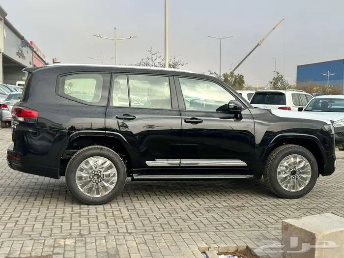 تويوتا لاندكروزر GXR L3 بنزين سعودي 2025 اسود 6