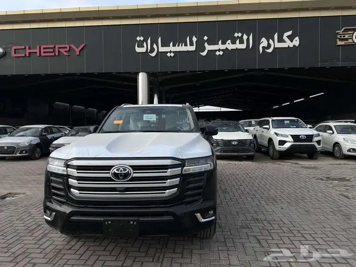 تويوتا لاندكروزر GXR L3 بنزين سعودي 2025 اسود 1