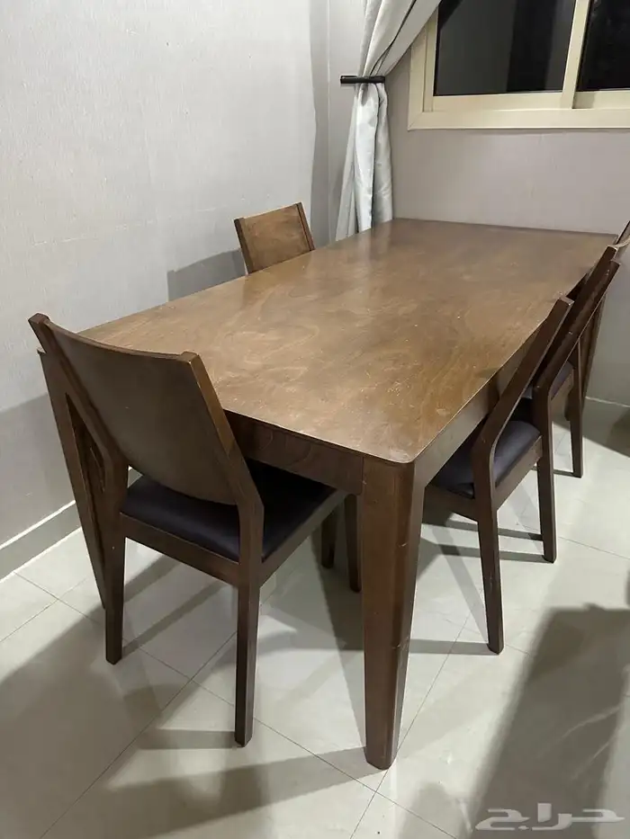 طاولة طعام معا أربع كراسي و زاوية رفوف وا دولاب أطفال 1