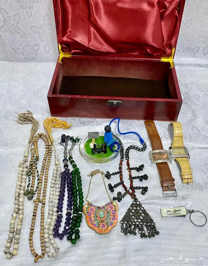 صندوق ومجموعة حلي وسبح وساعات 2