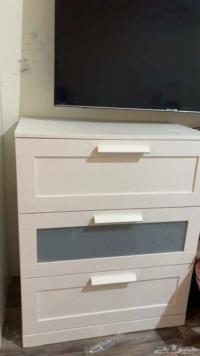 الكل للبيع سرير وطاوله ودرج كرسي معه يجي 3