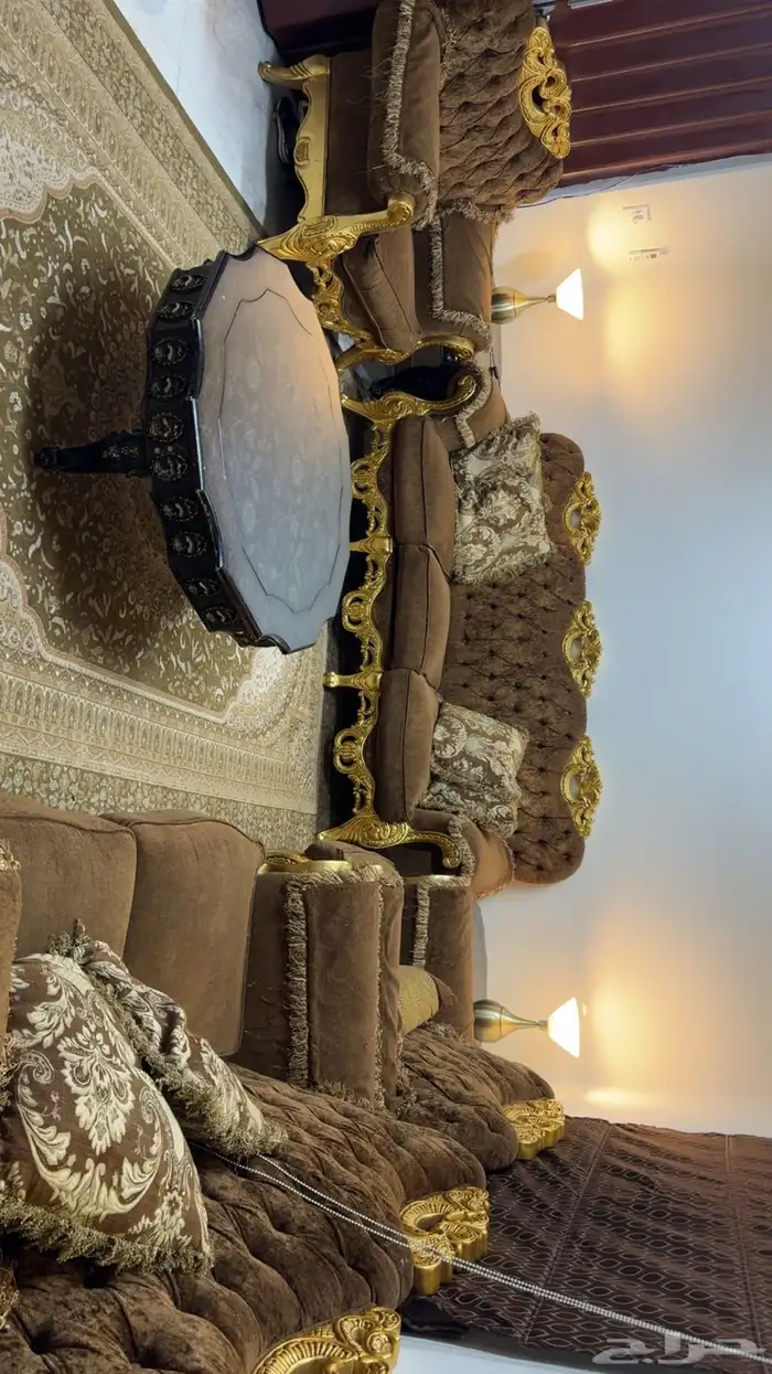 كنب يكفي 8 أشخاص مع طاوله كبيره و طاولتين صغار 2