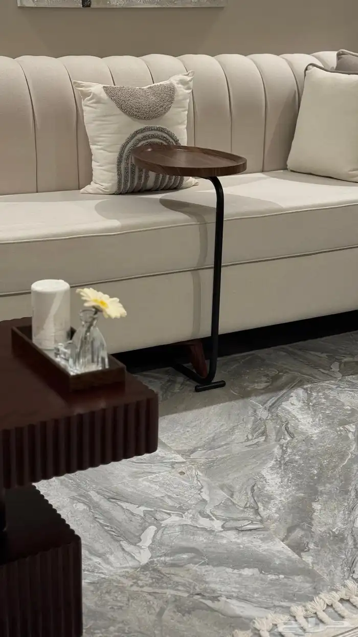 طاوله كبيره رئيسيه و اربع طاولات خدمه 4
