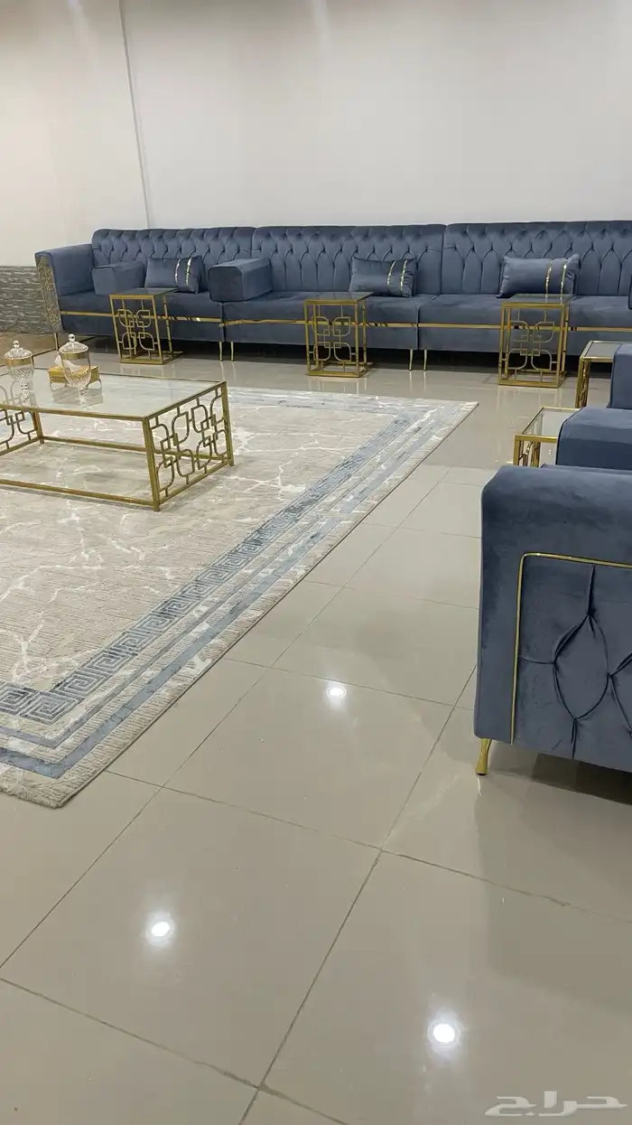 كنب فخم للبيع مع الملحقات 5