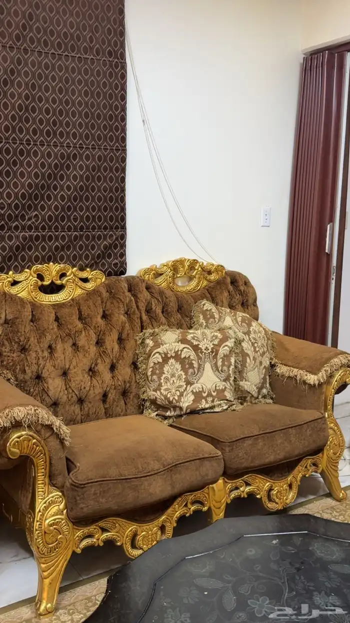 كنب يكفي 8 أشخاص مع طاوله كبيره و طاولتين صغار 8